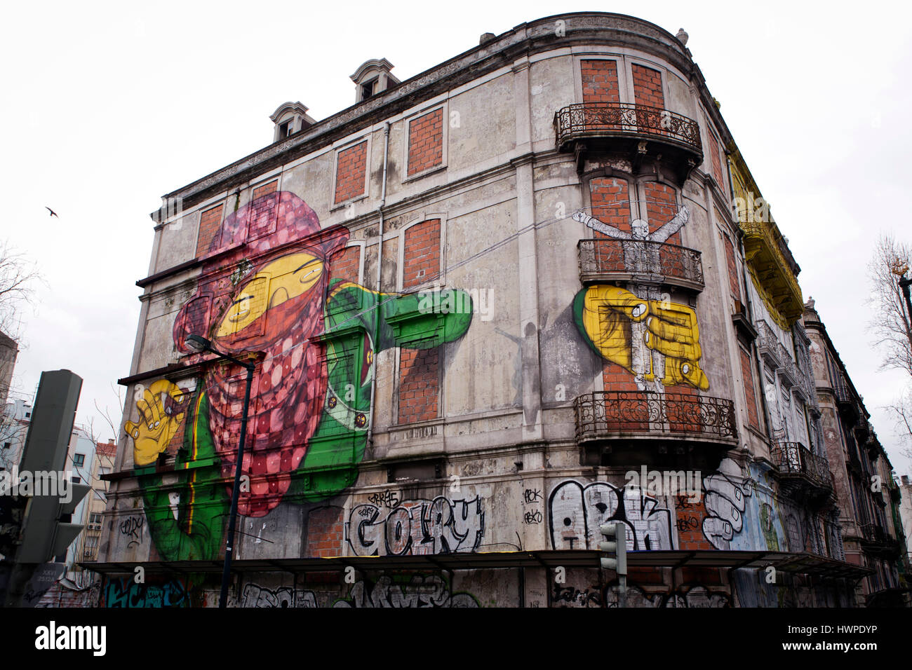Dieses gemeinsame Stück von den beiden städtischen Straße Künstler Blu und Os Gémeos in Lissabon, Portugal. Stockfoto