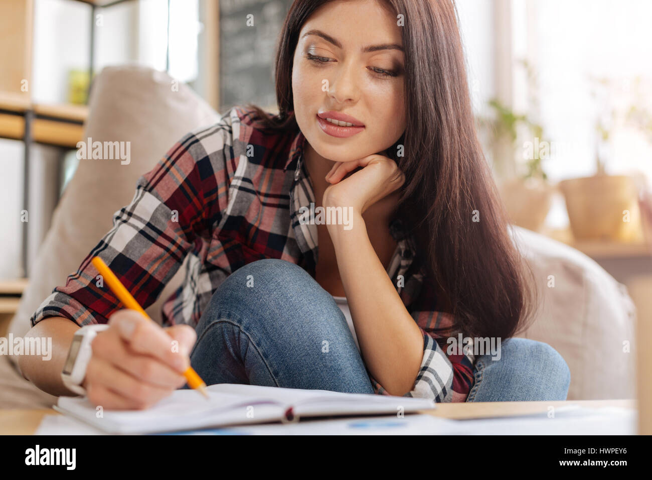 Mich sehr attraktive Frau, die etwas notieren Stockfoto