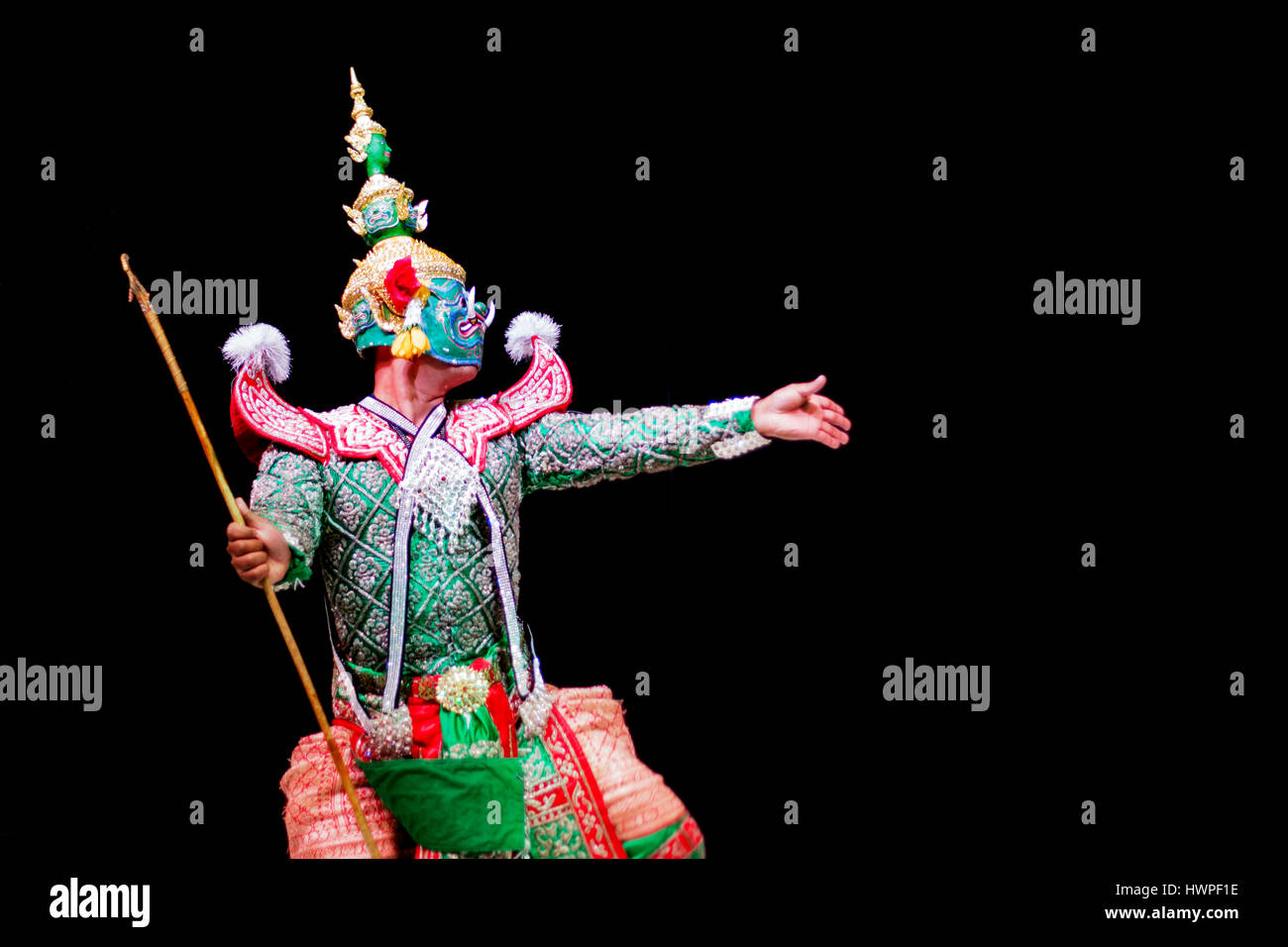 Asian und Thailand traditionelle Performance Drama nennen Ramayana in riesige Suite auf schwarzem Hintergrund isolieren Stockfoto