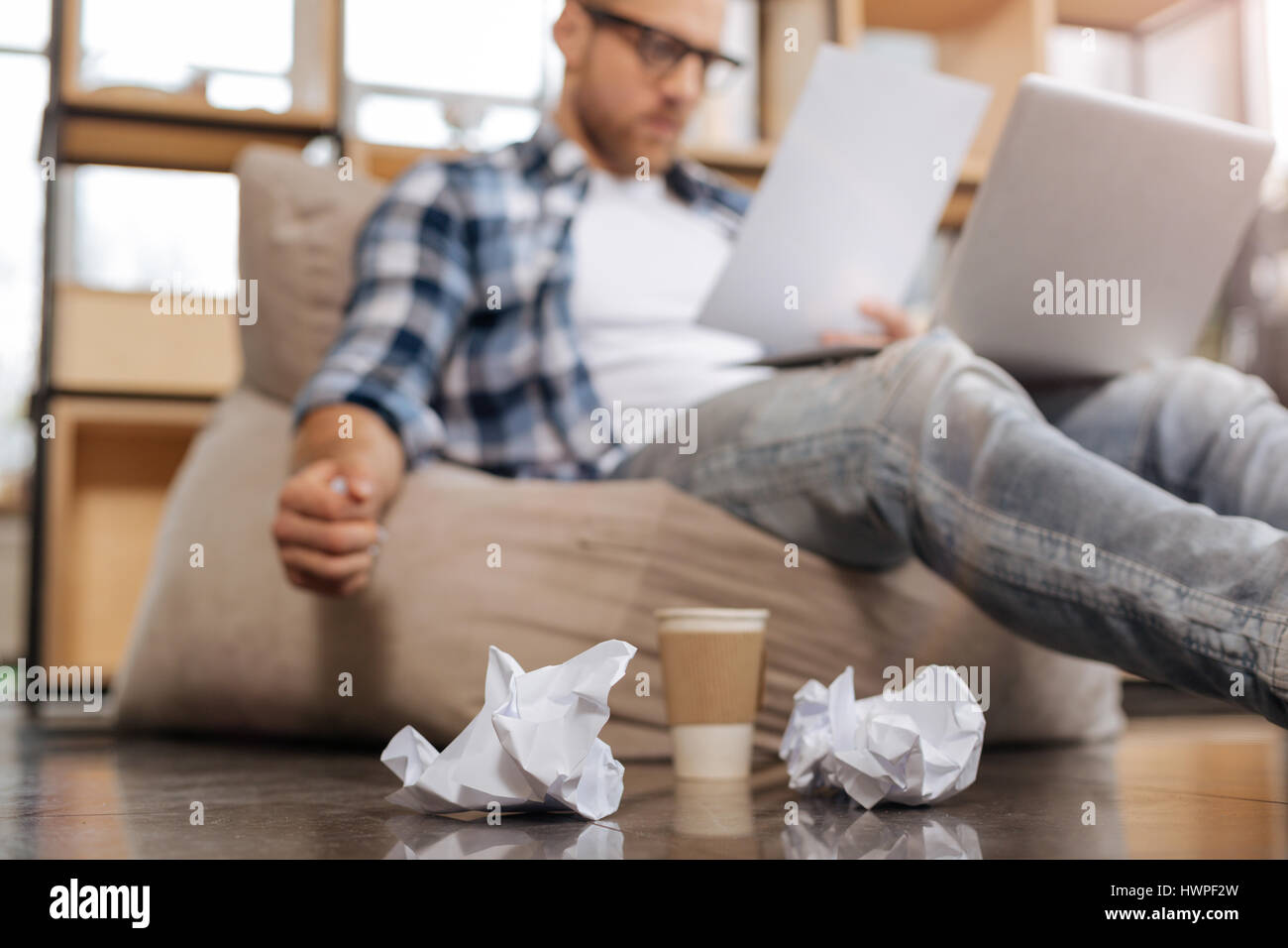 Selektiven Fokus zerknittertes Papier auf dem Boden liegend Stockfoto