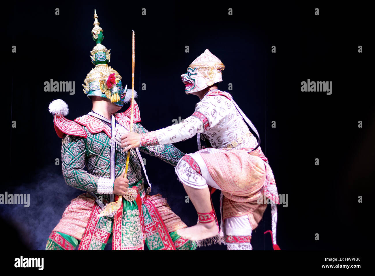 Asian und Thailand traditionelle Performance Drama nennen Ramayana in Riese und Monkey Suite auf schwarzem Hintergrund isolieren Stockfoto