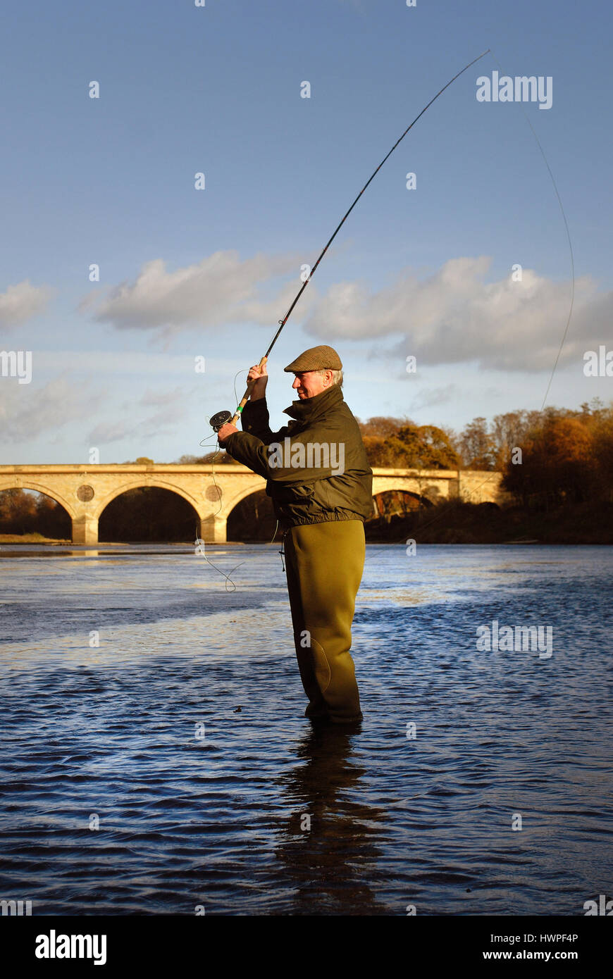 Jack Charlton Angeln in Tweed in Cornhill auf Tweed Stockfoto