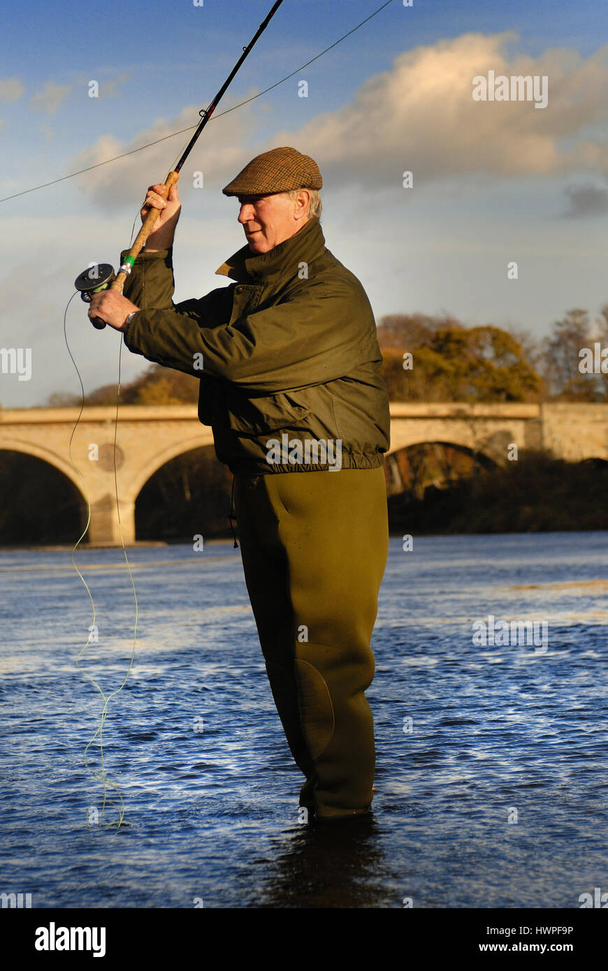 Jack Charlton Angeln in Tweed in Cornhill auf Tweed Stockfoto