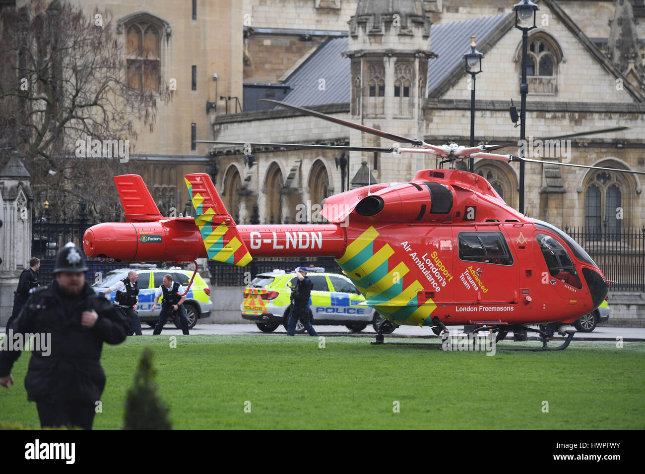 Ein Air Ambulance außerhalb des Palace of Westminster, London, nachdem klingt ähnlich wie Schüsse in der Nähe des Palace of Westminster gehört worden. Ein Mann mit einem Messer innerhalb der Grenzen des Palastes gesehen wurde, sagten Augenzeugen. Stockfoto