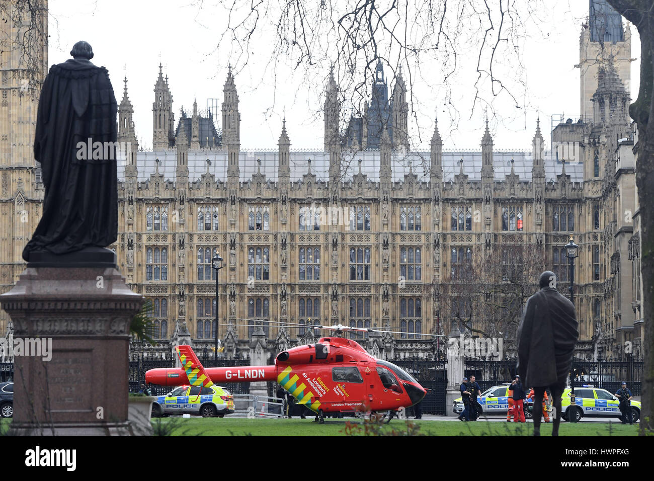 Ein Air Ambulance außerhalb des Palace of Westminster, London, nachdem klingt ähnlich wie Schüsse in der Nähe des Palace of Westminster gehört worden. Ein Mann mit einem Messer innerhalb der Grenzen des Palastes gesehen wurde, sagten Augenzeugen. Stockfoto