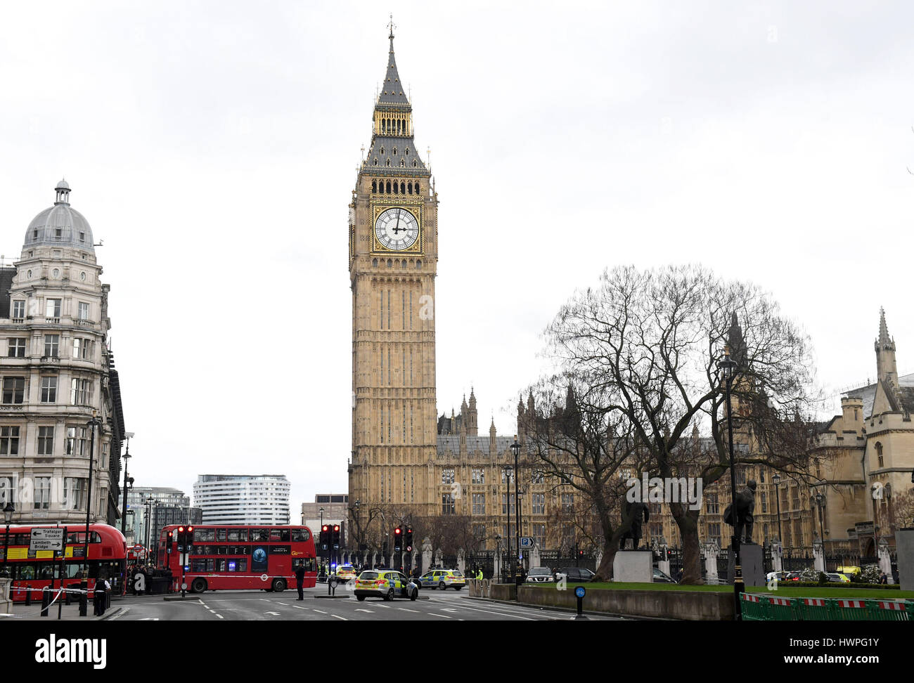 Polizei außerhalb des Palace of Westminster, London, nachdem klingt ähnlich wie Schüsse in der Nähe des Palace of Westminster gehört worden. Ein Mann mit einem Messer innerhalb der Grenzen des Palastes gesehen wurde, sagten Augenzeugen. Stockfoto