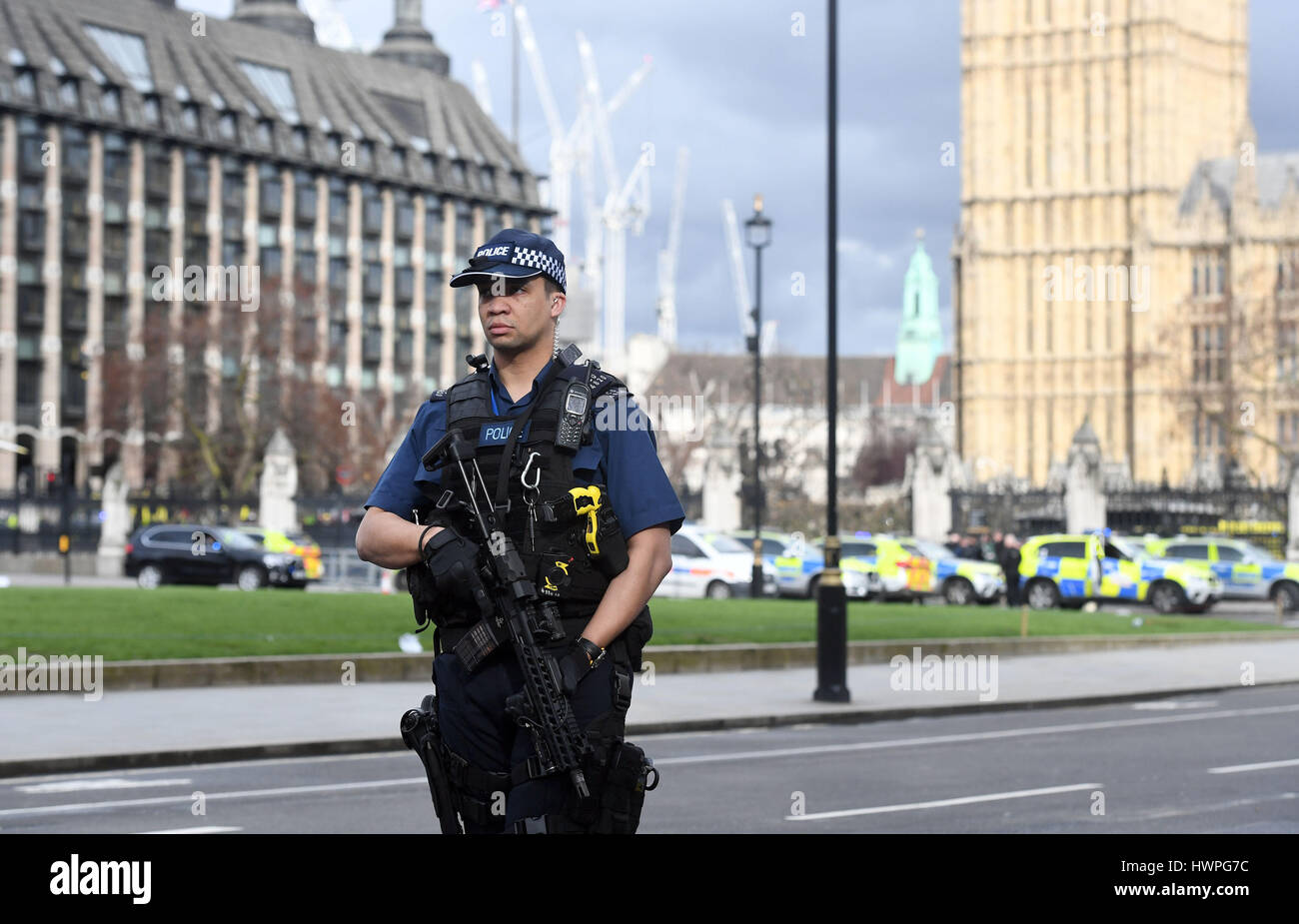 Polizei in der Nähe des Palace of Westminster, London, nachdem Polizisten erstochen worden und seine scheinbare Angreifer von Offizieren in einem großen Sicherheitsvorfall beschossen die Houses of Parliament. Stockfoto