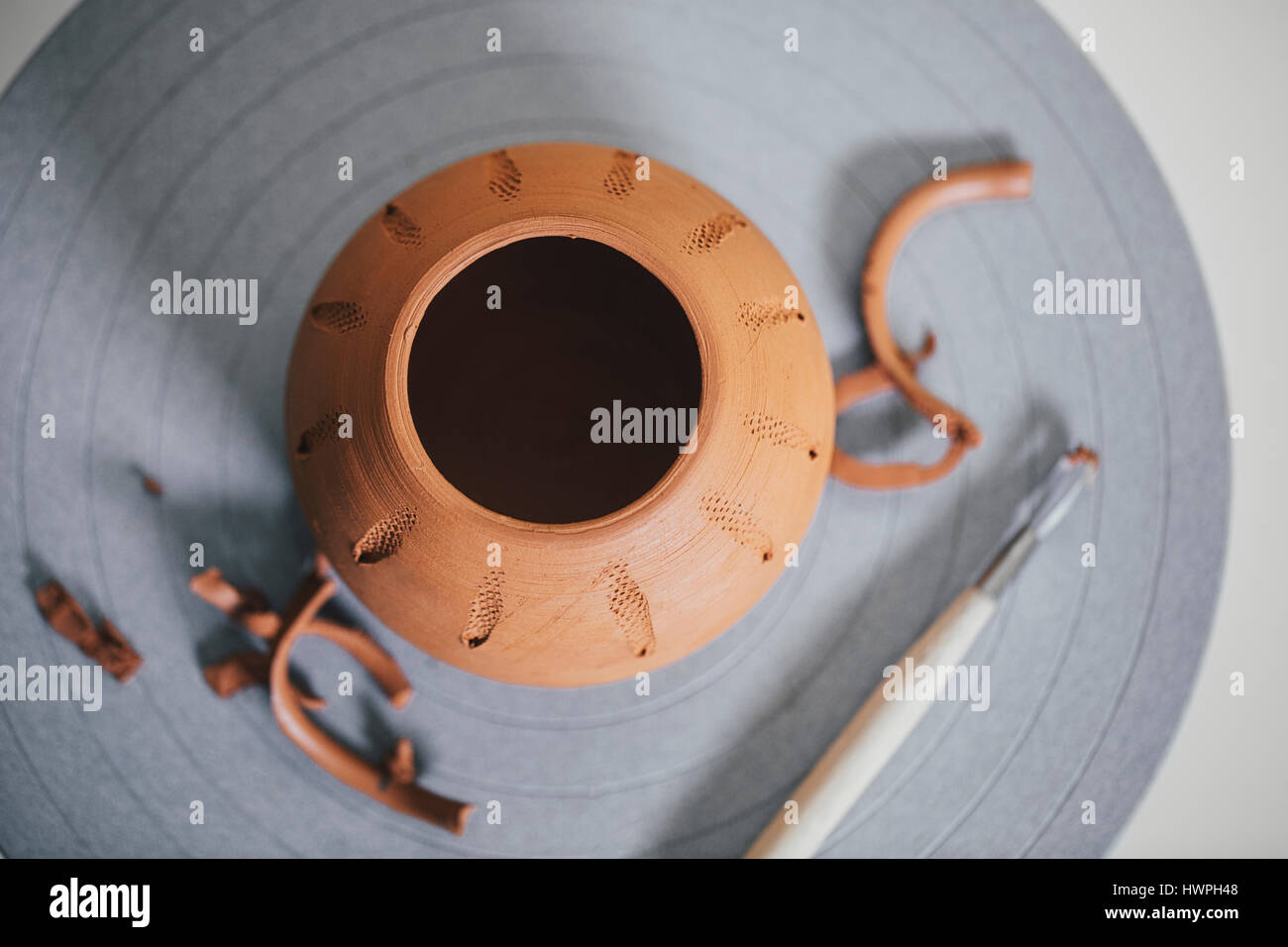 Draufsicht auf Lehm-Vase und Pinsel auf Tisch beim workshop Stockfoto