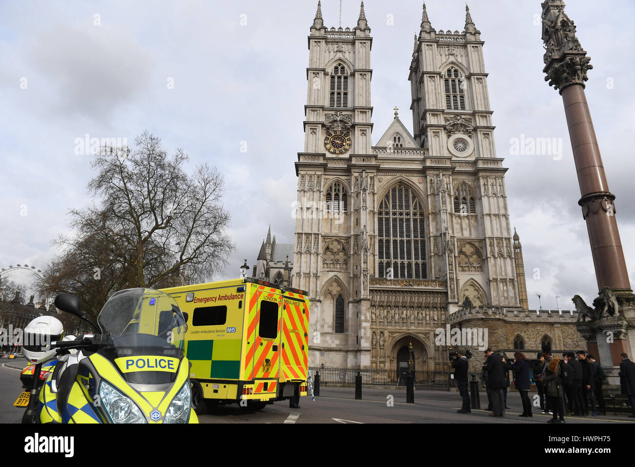 Krankenwagen von Westminster Abbey, London, nachdem Polizisten erstochen worden und seine scheinbare Angreifer beschossen von Offizieren in einem großen Wertpapier Vorfall den Houses of Parliament. Stockfoto