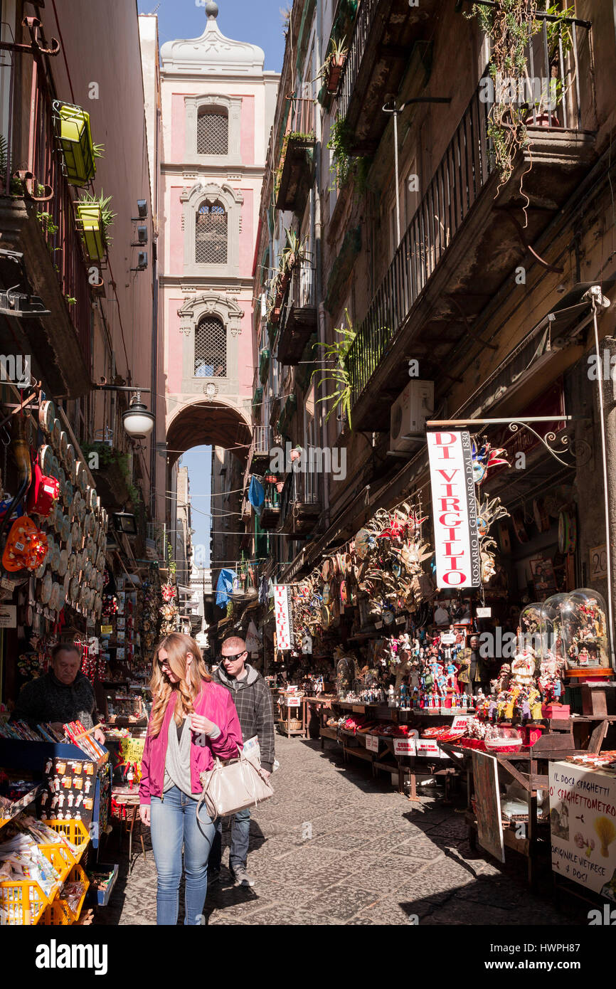 Via San Gregorio Armeno Straße und der Glockenturm der Kirche San Lorenzo Maggiore, Neapel, Italien. Stockfoto