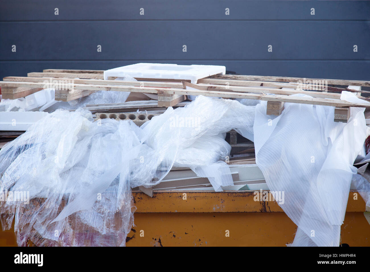 Bau-Müll im container Stockfoto