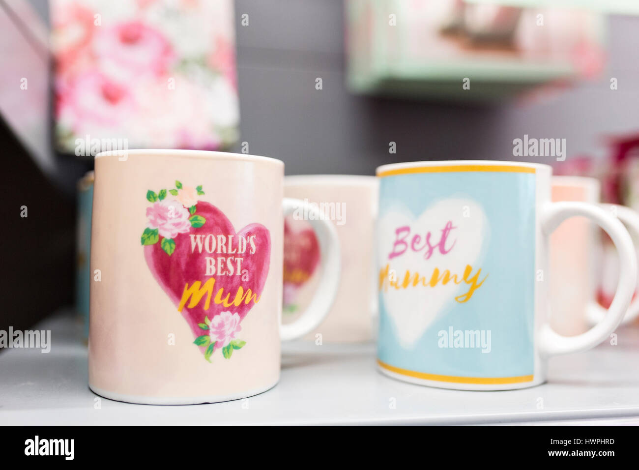 Muttertag-Tassen für den Verkauf in einem britischen Supermarkt Stockfoto