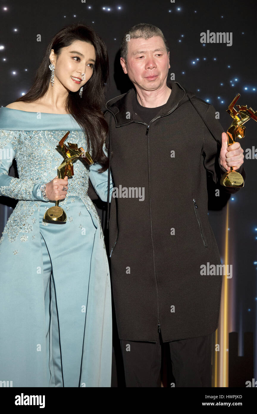 Hong Kong, China. 21. März 2017. Fan BingBing gewinnt Darstellerpreis für "Ich bin nicht Madame Bovary" abgebildet mit Regisseur Feng Xiaogang hält die beste Bild-Award für den gleichen Film "in The Hong Kong Cultural Centre Tsim Sha Tsui, Hongkong. 11. Asian Film Awards 2017, erstmals seit vielen Jahren in der Feier des 20. Jahrestages der UK-China-HK-Übergabe in Hongkong statt. Hong Kong am 21. März 2017 | Verwendung Weltweit Credit: Dpa picture-Alliance/Alamy Live News Stockfoto