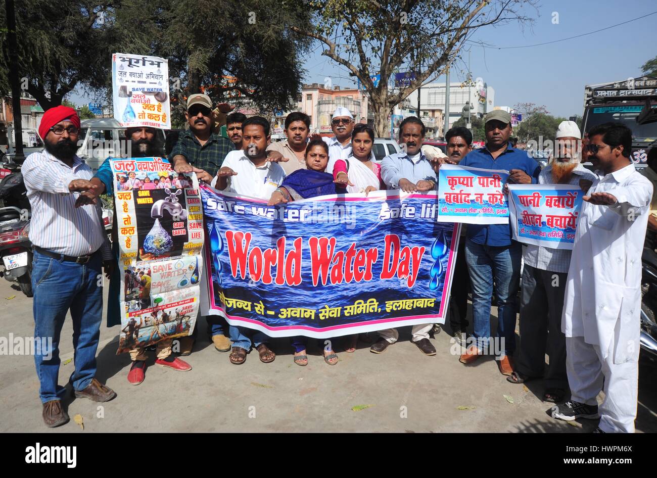 Allahabad, Uttar Pradesh, Indien. 22. März 2017. Allahabad: Menschen nehmen Eid während sie beteiligen sich an einer Kampagne zum Wassersparen Weltwassertag in Allahabad auf 22.03.2017.  Bildnachweis: Prabhat Kumar Verma/ZUMA Draht/Alamy Live-Nachrichten Stockfoto