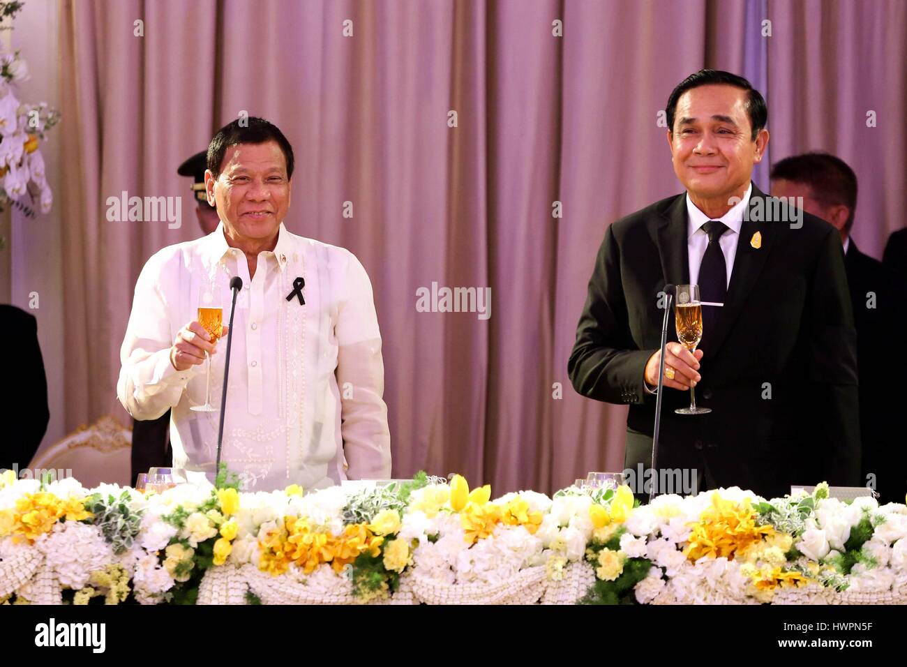 Philippinische Präsident Rodrigo Duterte, hält links, sein Glas in einem Toast mit thailändische Premierminister General Prayut Chan-o-Cha während des Abendessens Stand am Government House 21. März 2017 in Bangkok, Thailand. Duterte ist zu einem zweitägigen Besuch in Thailand. Bildnachweis: Planetpix/Alamy Live-Nachrichten Stockfoto