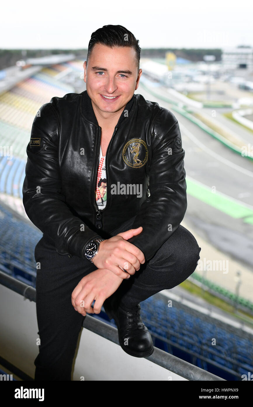 Hockenheim, Deutschland. 22. März 2017. Österreichische Musiker Andreas Gabalier posiert auf der Anzeige steht auf dem Hockenheimring Rennstrecke in Hockenheim, Deutschland, 22. März 2017. Die Sängerin ist seine unplugged Tour startet insgesamt zwölf Konzerte in Deutschland und Österreich, am selben Abend in Mannheim umfassen soll. Er wird auch auf dem Hockenheimring am 02 September durchführen. Foto: Uwe Anspach/Dpa/Alamy Live News Stockfoto