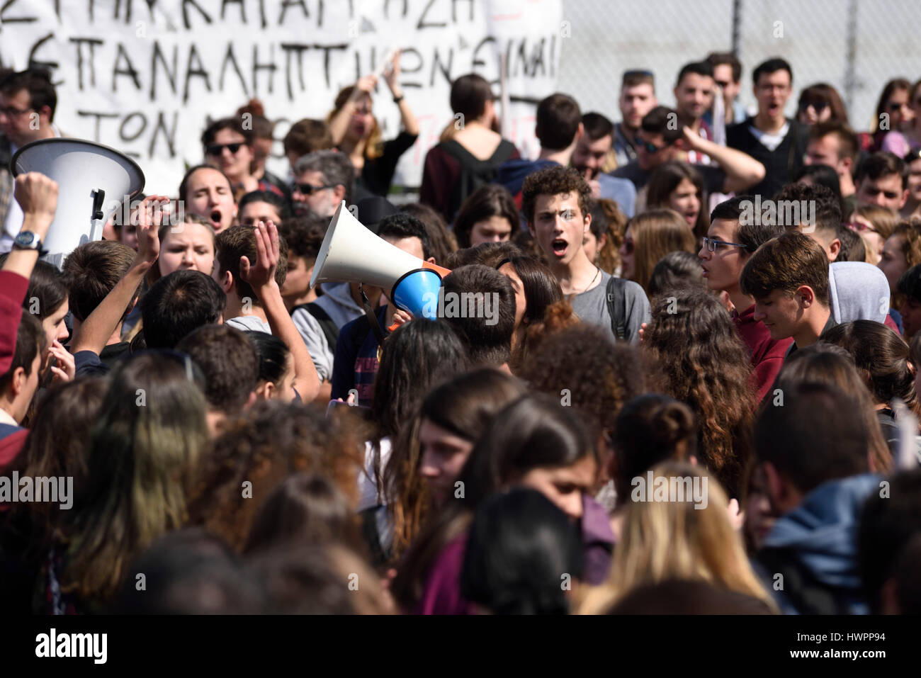 Athen, Griechenland. 22. März 2017. Studenten rufen Parolen gegen das derzeitige Bildungssystem und die jüngsten Reformen umgesetzt durch das Ministerium für Bildung. Schülerinnen und Schüler versammelten sich vor dem Bildungsministerium über das Bildungssystem zu protestieren. Bildnachweis: Nikolas Georgiou/Alamy Live-Nachrichten Stockfoto