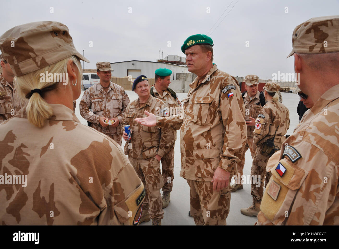 Irak. 22. März 2017. Chef des Stabes Josef Becvar (Zentrum, Green Beret) inspiziert die militärische Gesundheitswesen Tschechen die schwer verwundete Soldaten Kampf gegen militante Islamisten im Irak auf dem US-Stützpunkt in der Nähe von Mosul, wo die irakischen Truppen IS auf Mittwoch, 22. März 2017 kämpfen, behandelt hat. Bildnachweis: Karel Capek/CTK Foto/Alamy Live-Nachrichten Stockfoto