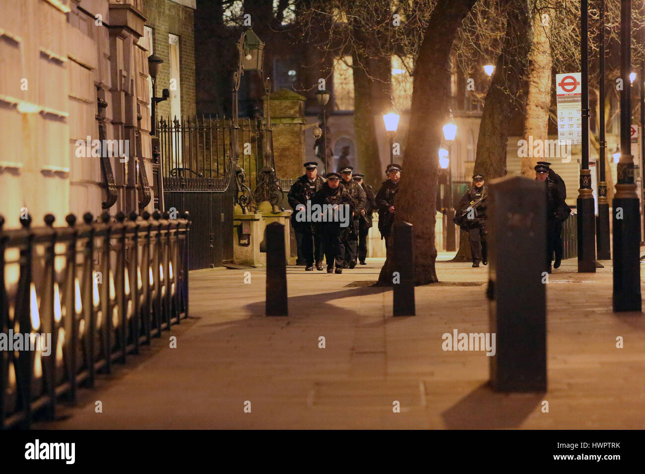 Schwer bewaffnete Polizei hat Whitehall in Lockdown nach dem Terroranschlag in Westminster heute Abend. Bildnachweis: Nigel Bowles/Alamy Live-Nachrichten Stockfoto