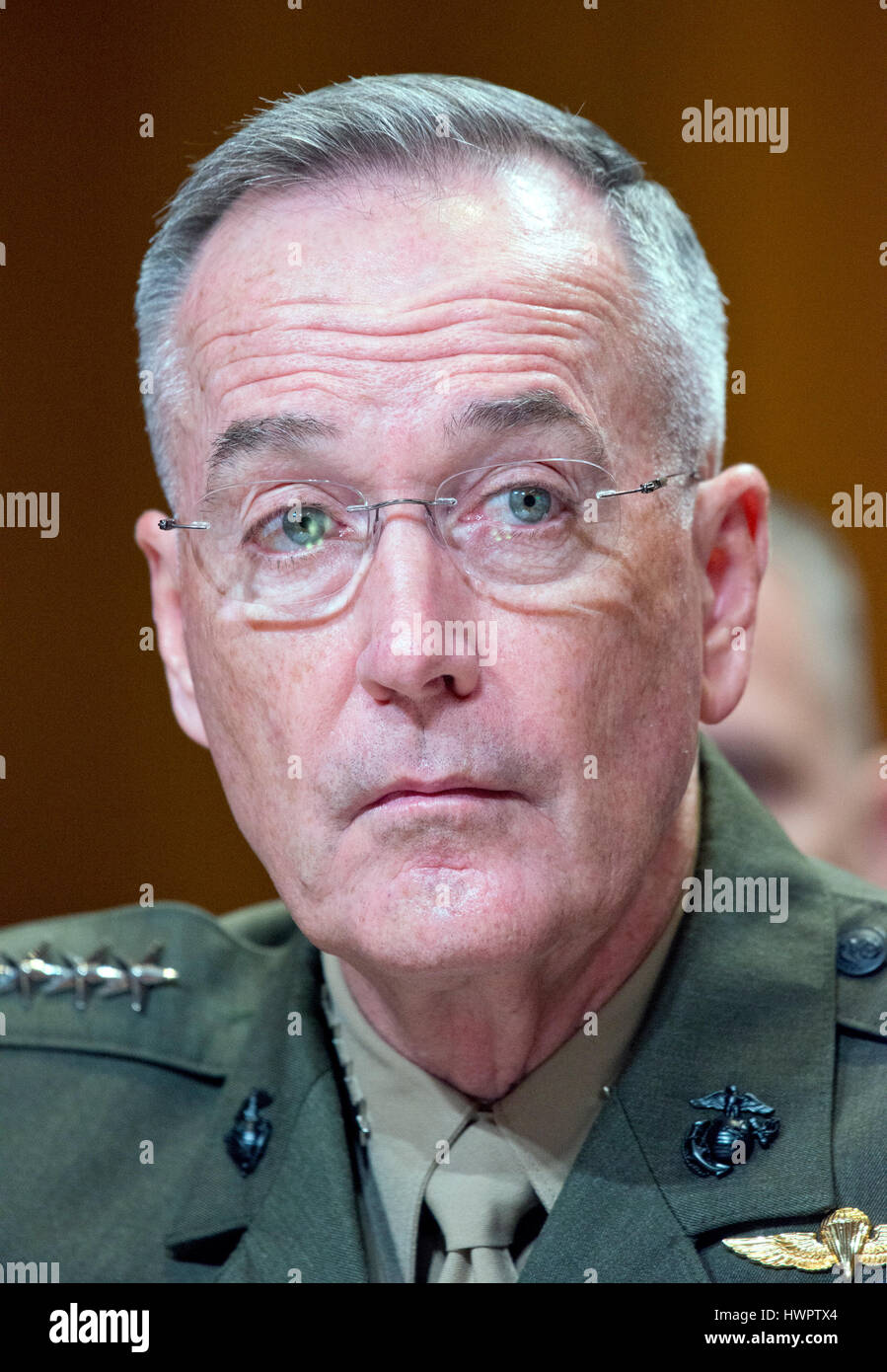 Washington DC, USA. 22. März 2017. Der Vorsitzende der Joint Chiefs Of Staff, Vereinigte Staaten Marinekorps General Joseph F. Dunford, Jr., bezeugt auf eine uns Senate Committee on Mittel Unterausschusses auf Verteidigung Anhörung mit dem Titel "A Review of Budget & bereit ist, dem Department of Defense" auf dem Capitol Hill in Washington, DC auf Mittwoch, 22. März 2017. Bildnachweis: Ron Sachs/CNP/MediaPunch/Alamy Live-Nachrichten Stockfoto