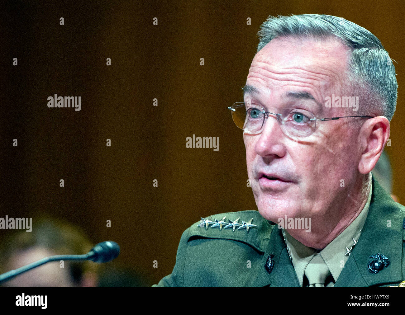 Washington DC, USA. 22. März 2017. Der Vorsitzende der Joint Chiefs Of Staff, Vereinigte Staaten Marinekorps General Joseph F. Dunford, Jr., bezeugt auf eine uns Senate Committee on Mittel Unterausschusses auf Verteidigung Anhörung mit dem Titel "A Review of Budget & bereit ist, dem Department of Defense" auf dem Capitol Hill in Washington, DC auf Mittwoch, 22. März 2017. Bildnachweis: Ron Sachs/CNP/MediaPunch/Alamy Live-Nachrichten Stockfoto