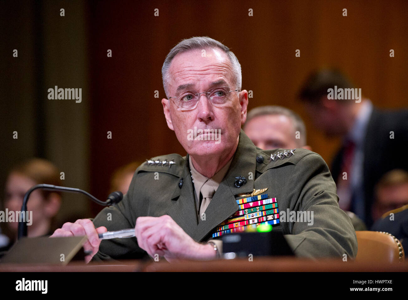 Washington DC, USA. 22. März 2017. Der Vorsitzende der Joint Chiefs Of Staff, Vereinigte Staaten Marinekorps General Joseph F. Dunford, Jr., bezeugt auf eine uns Senate Committee on Mittel Unterausschusses auf Verteidigung Anhörung mit dem Titel "A Review of Budget & bereit ist, dem Department of Defense" auf dem Capitol Hill in Washington, DC auf Mittwoch, 22. März 2017. Bildnachweis: Ron Sachs/CNP/MediaPunch/Alamy Live-Nachrichten Stockfoto