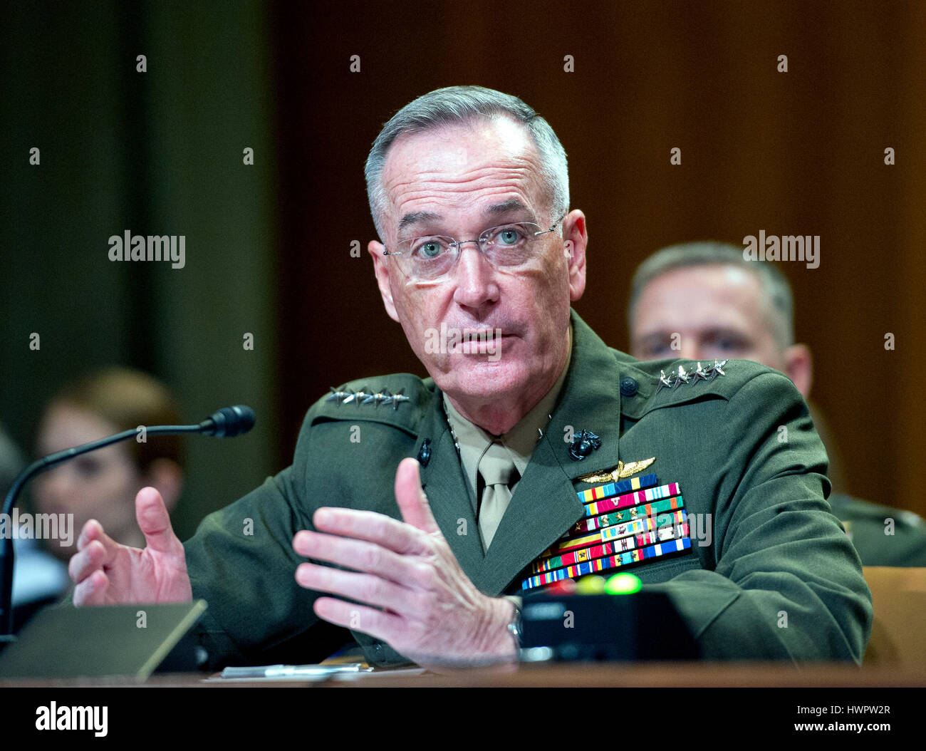 Der Vorsitzende der Joint Chiefs Of Staff, Vereinigte Staaten Marinekorps General Joseph F. Dunford, Jr., bezeugt auf eine uns Senate Committee on Mittel Unterausschusses auf Verteidigung Anhörung mit dem Titel "A Review of Budget & bereit ist, dem Department of Defense" auf dem Capitol Hill in Washington, DC auf Mittwoch, 22. März 2017. Bildnachweis: Ron Sachs/CNP - kein Draht-SERVICE - Foto: Ron Sachs/konsolidiert News Fotos/Ron Sachs - CNP Stockfoto