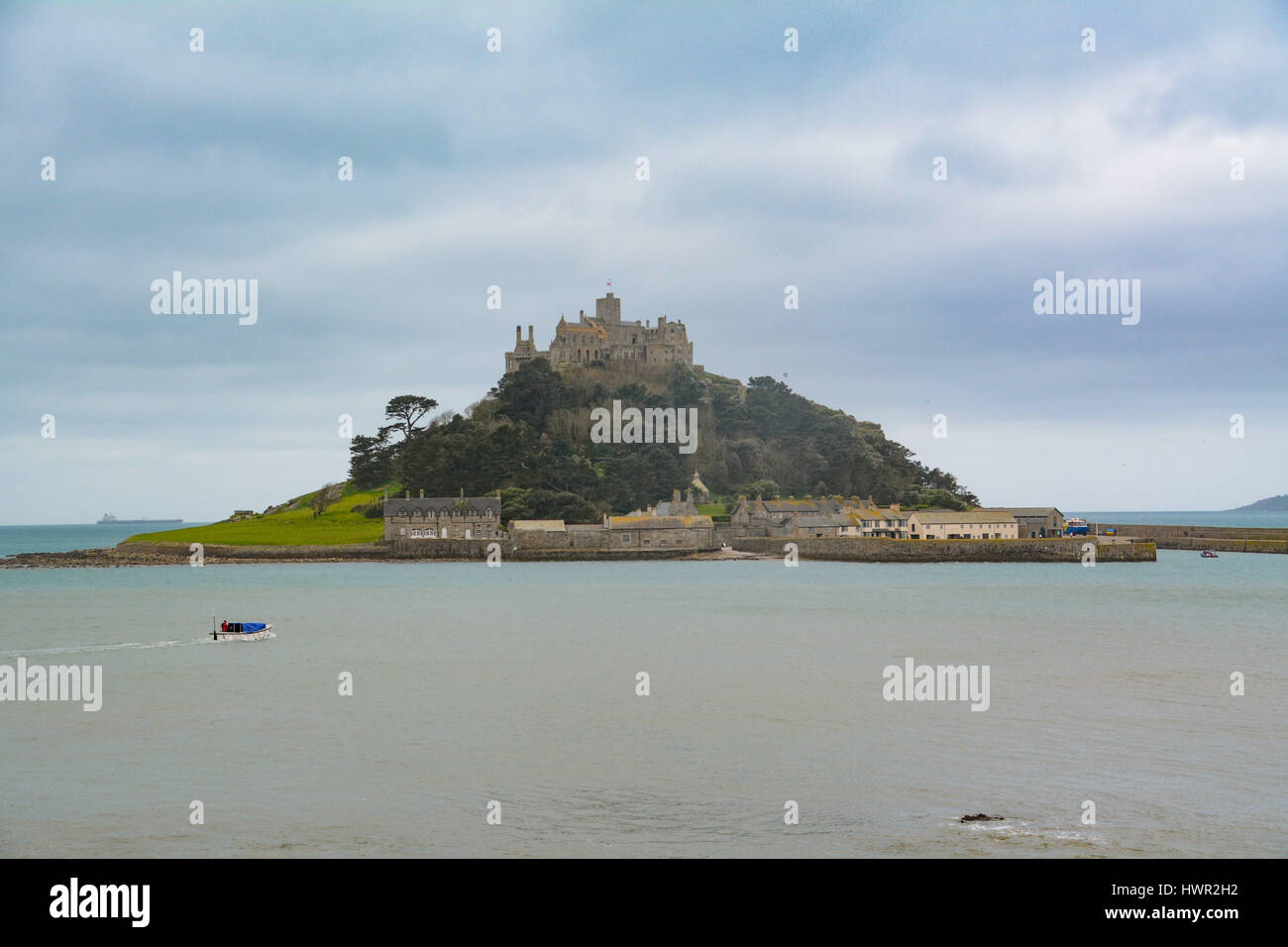 Marazion, Cornwall, UK. 4. April 2017. Großbritannien Wetter. Bewölkt Morgen in Marazion bei Ostern Urlaubern zu Warm einpacken. Allerdings wird die Sonne, später in den Tag erwartet. Sehen Sie hier ein Boot herausnehmen Tagesausflügler St Michaels mount. Bildnachweis: Cwallpix/Alamy Live-Nachrichten Stockfoto