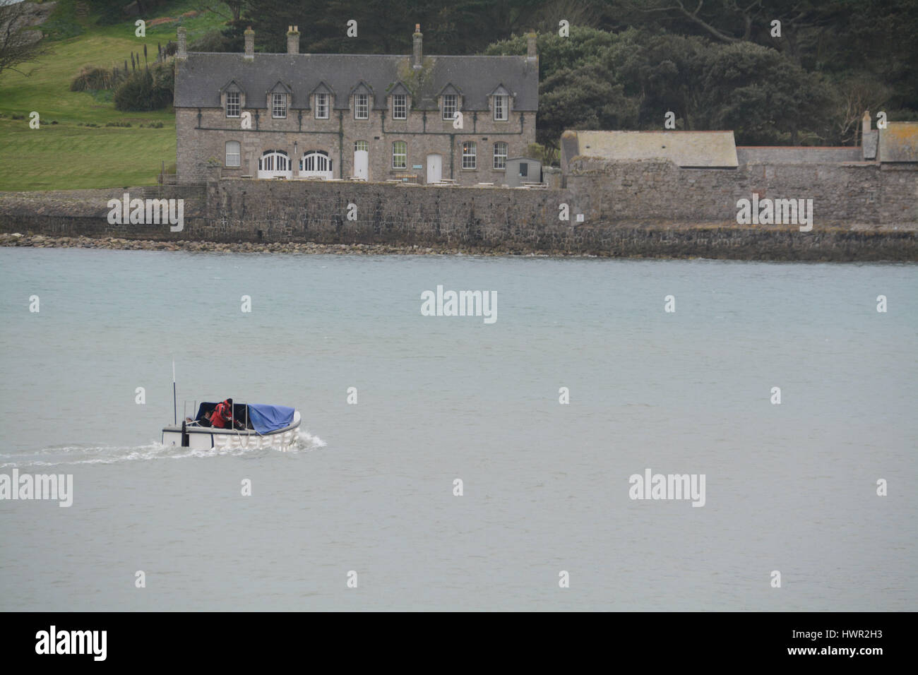 Marazion, Cornwall, UK. 4. April 2017. Großbritannien Wetter. Bewölkt Morgen in Marazion bei Ostern Urlaubern zu Warm einpacken. Allerdings wird die Sonne, später in den Tag erwartet. Sehen Sie hier ein Boot herausnehmen Tagesausflügler St Michaels mount. Bildnachweis: Cwallpix/Alamy Live-Nachrichten Stockfoto