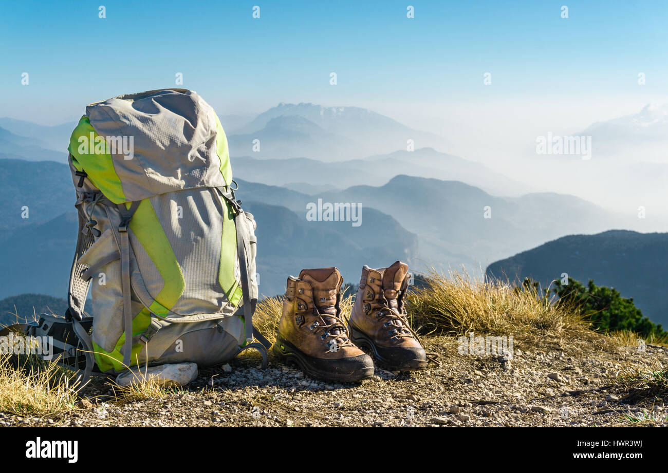 Wanderausrüstung. Rucksack und Stiefel an der Spitze des Berges. Stockfoto