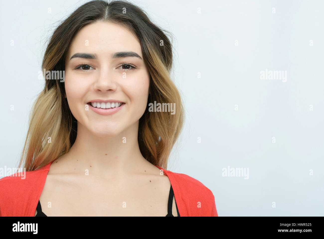 Business Frau Porträt mit Tasse, isoliert. Weibliches Model mit langen Haaren. Stockfoto