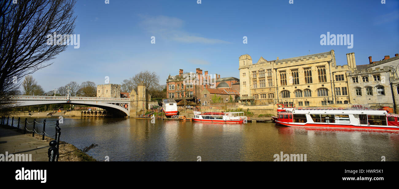 Panoramablick auf Vergnügen Boote auf dem Fluss Ouse von Lendal Bridge und der Guildhall York Yorkshire Vereinigtes Königreich Stockfoto