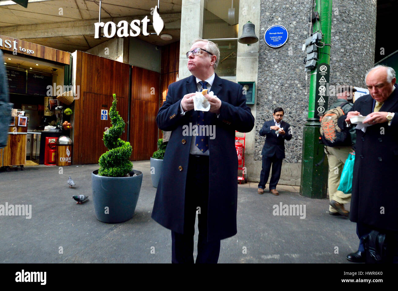 London, England, Vereinigtes Königreich. Borough Market, Southwark. Geschäftsleute, die ein Stehlunch Stockfoto