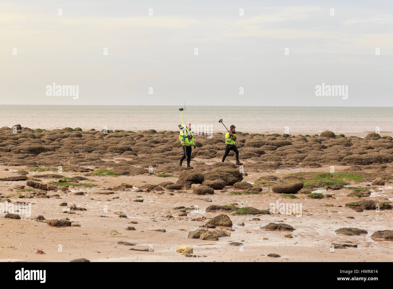 Hunstanton, England - März 10: Männer von der Umweltagentur, gps und bathymetrischen Lesungen während der Umfrage zum Strand. in Hunstanton Hunstanton, norf Stockfoto