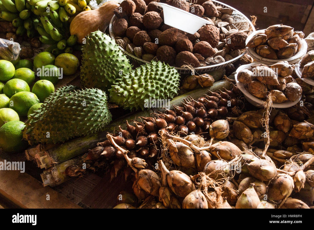 Tropische Früchte für den Verkauf auf dem freien Markt in Paramaribo, Surinam. Stockfoto