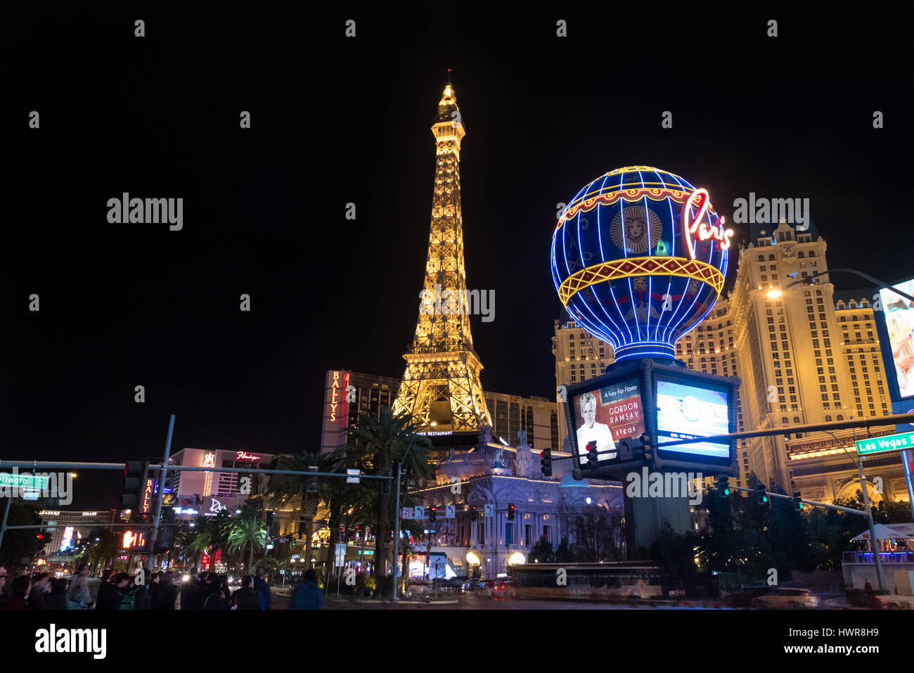 Las Vegas Strip und Paris Hotel Casino in der Nacht - Las Vegas, Nevada, USA Stockfoto