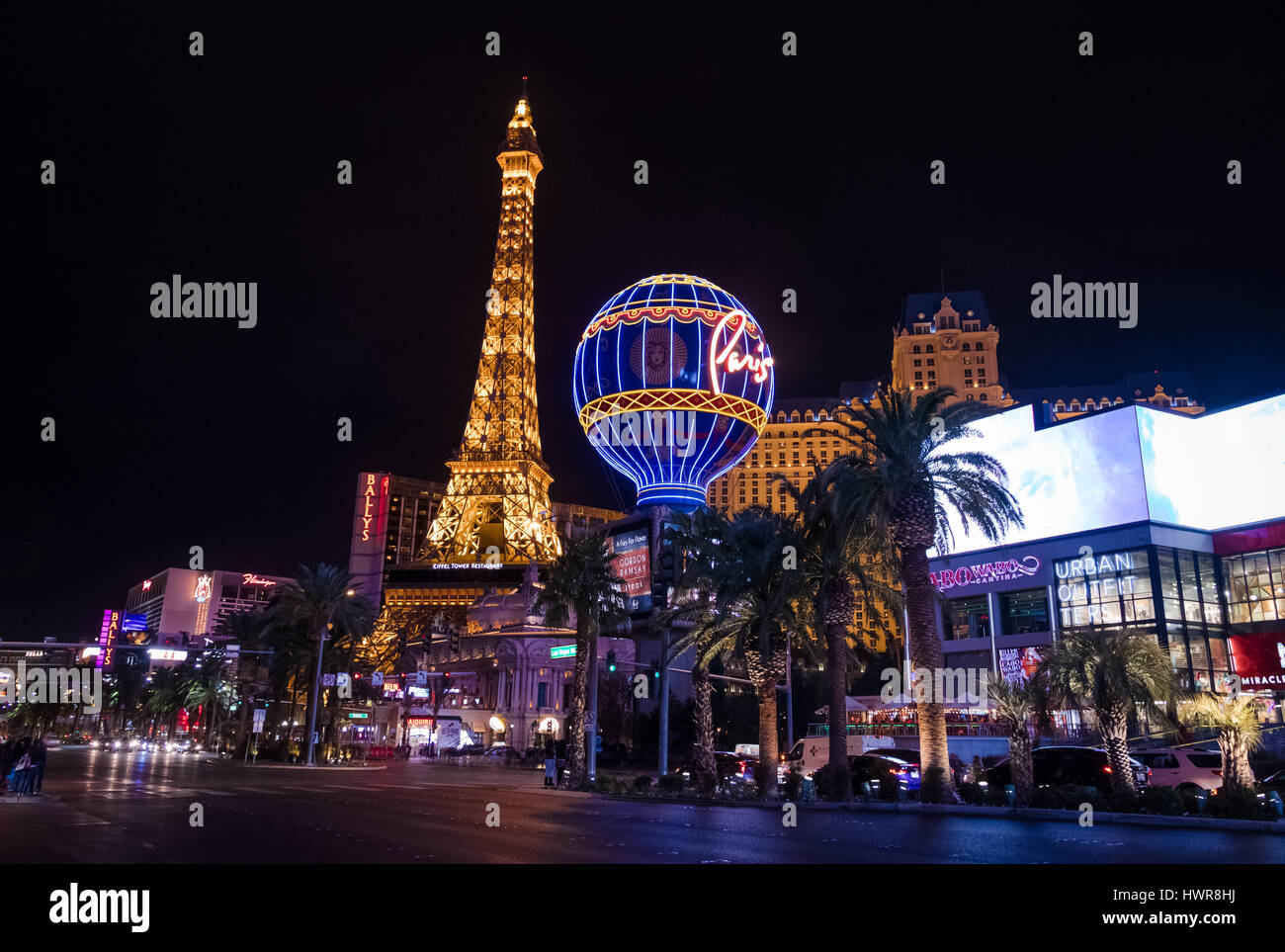 Las Vegas Strip und Paris Hotel Casino in der Nacht - Las Vegas, Nevada, USA Stockfoto