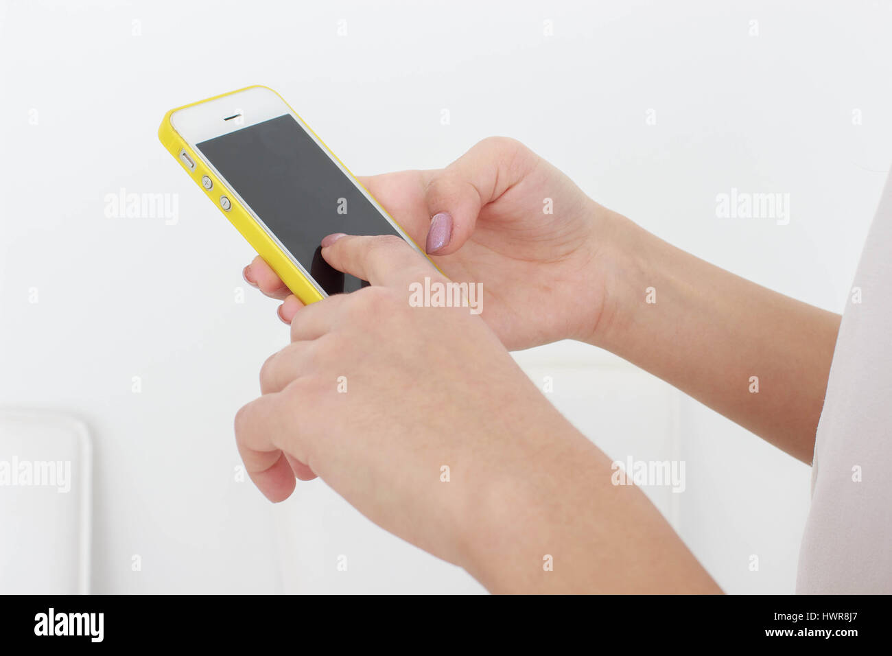 Frau Holding smartphone Stockfoto