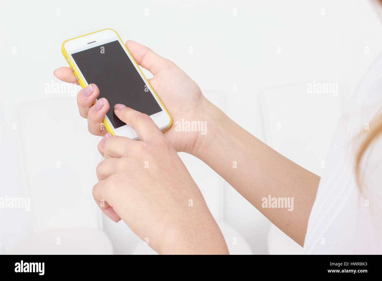 Frau Holding smartphone Stockfoto