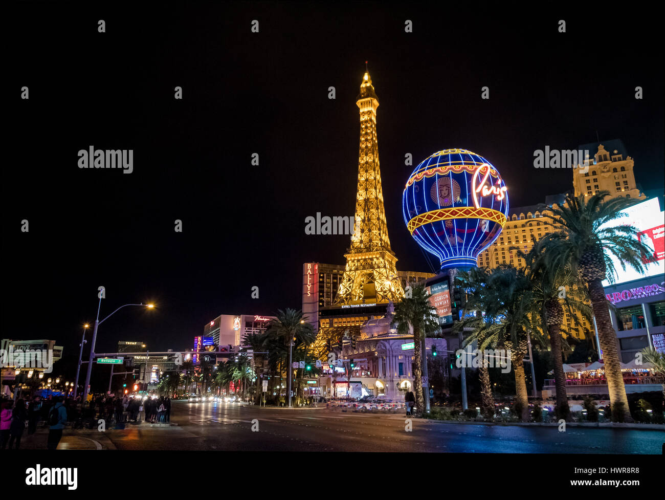 Las Vegas Strip und Paris Hotel Casino in der Nacht - Las Vegas, Nevada, USA Stockfoto