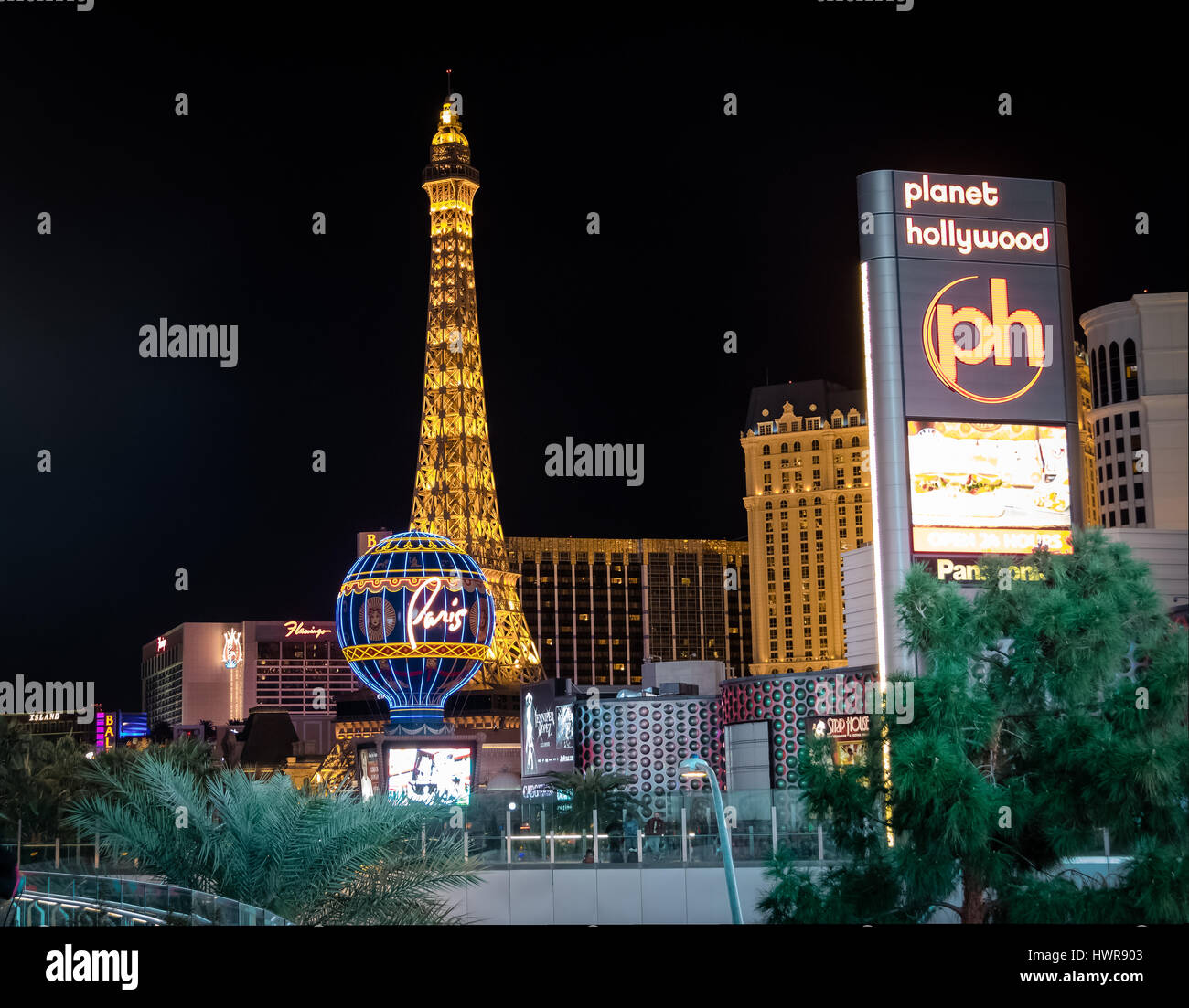 Las Vegas Strip und Paris Hotel Casino in der Nacht - Las Vegas, Nevada, USA Stockfoto