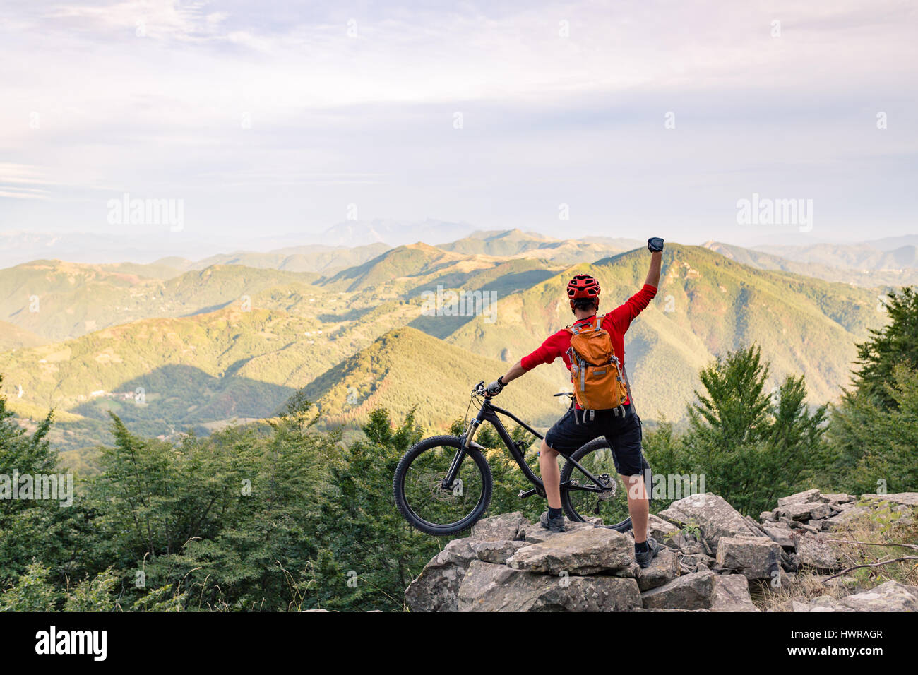 Mountain Biker Erfolg, am Radweg in herbstliche Bergwelt betrachten. Wir feiern schöne inspirierende Landschaft. Erfolgreiche glücklicher Fahrer auf ro Stockfoto