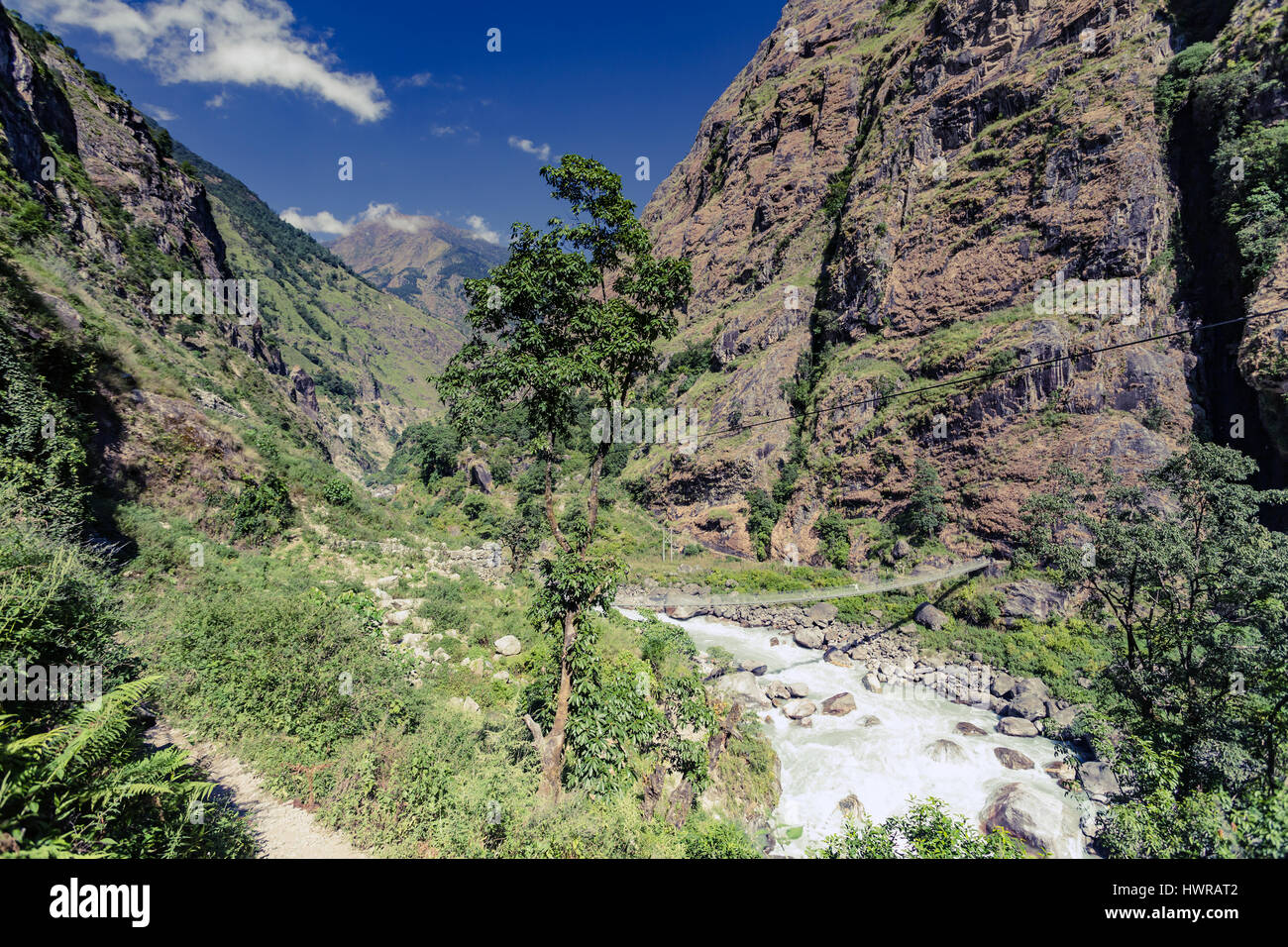 Schöne Himalaya inspirierende Landschaft. Suche und Berge und das Tal mit Wald und grüne Bäume. Annapurna Himal Range auf Annapurna Circuit Stockfoto