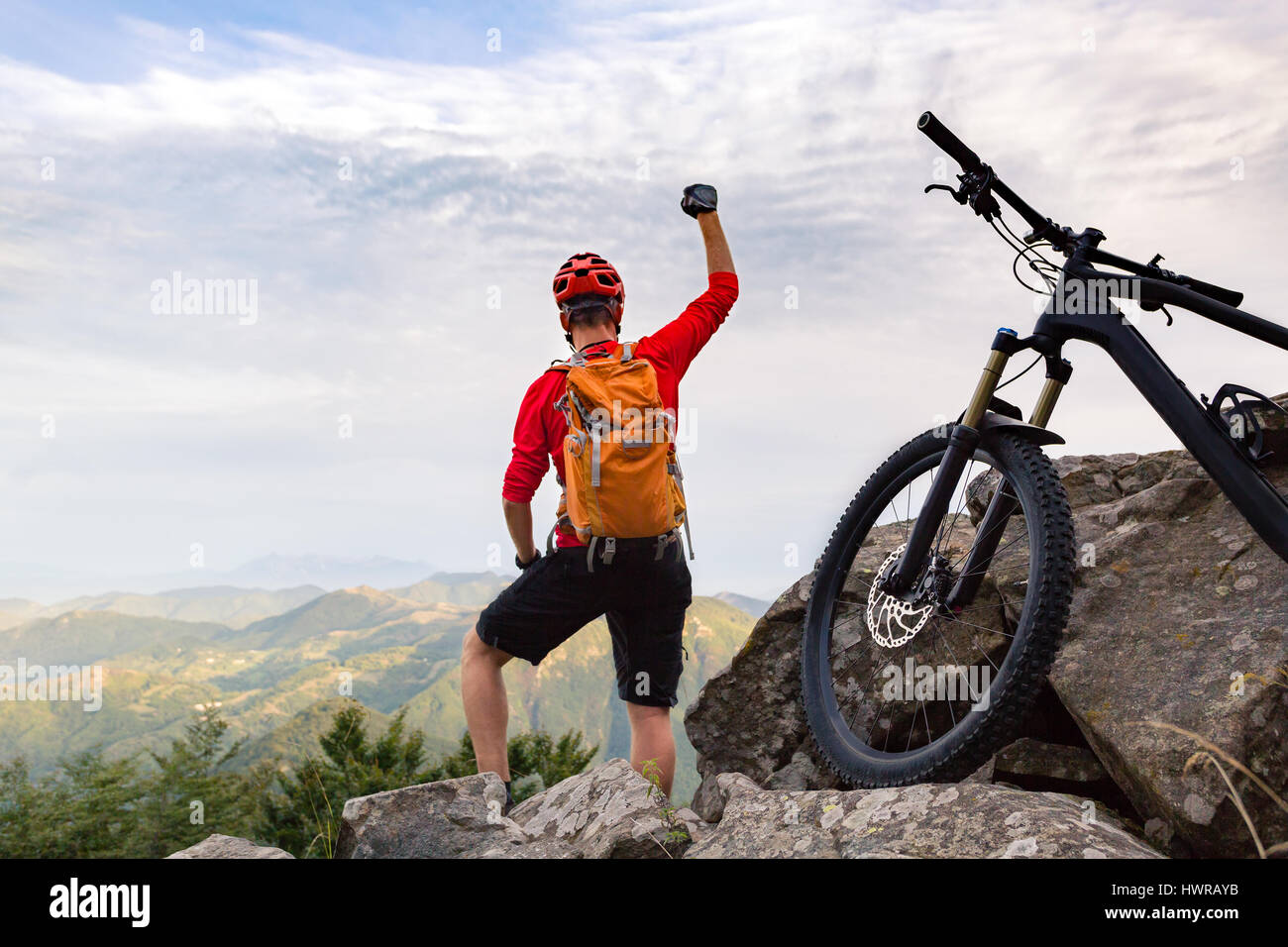 Mountain Biker Erfolg, am Radweg in herbstliche Bergwelt betrachten. Wir feiern schöne inspirierende Landschaft. Erfolgreiche glücklicher Fahrer auf ro Stockfoto
