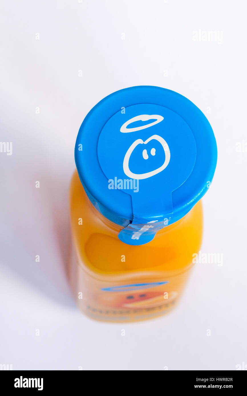 Flasche unschuldige glatt Orangensaft trinken isolierten auf weißen Hintergrund - von oben nach unten auf Stockfoto