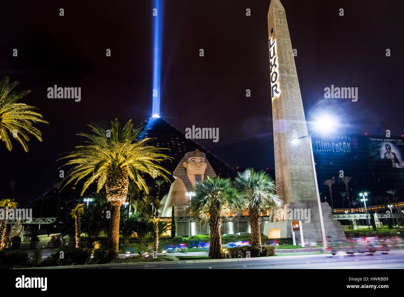 Luxor Hotel Casino und Sky Beam in der Nacht - Las Vegas, Nevada, USA Stockfoto