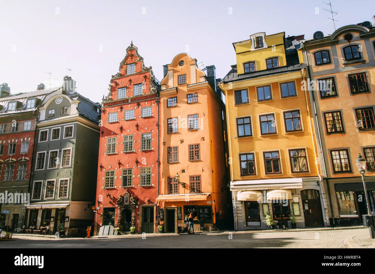 Blick auf den Bereich der Stortorget in Gamla Stan mit hellen farbigen Altbauten Stockfoto