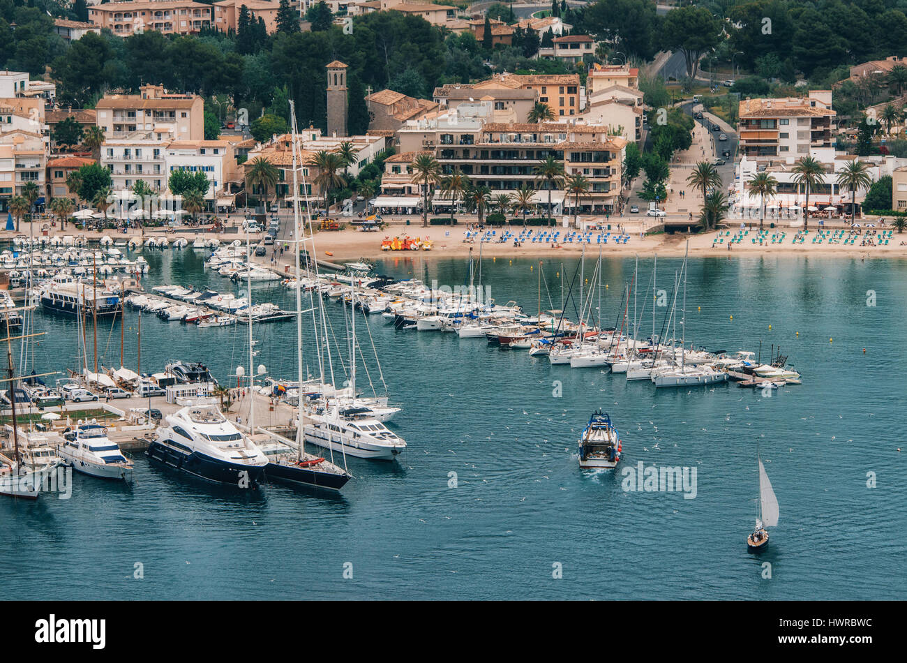 Blick über die Bucht von Puerto de Soller. Angelboot/Fischerboot kehrt zurück, um port de Soller nach täglichen Angeln, Mallorca, Balearen, Spanien Stockfoto