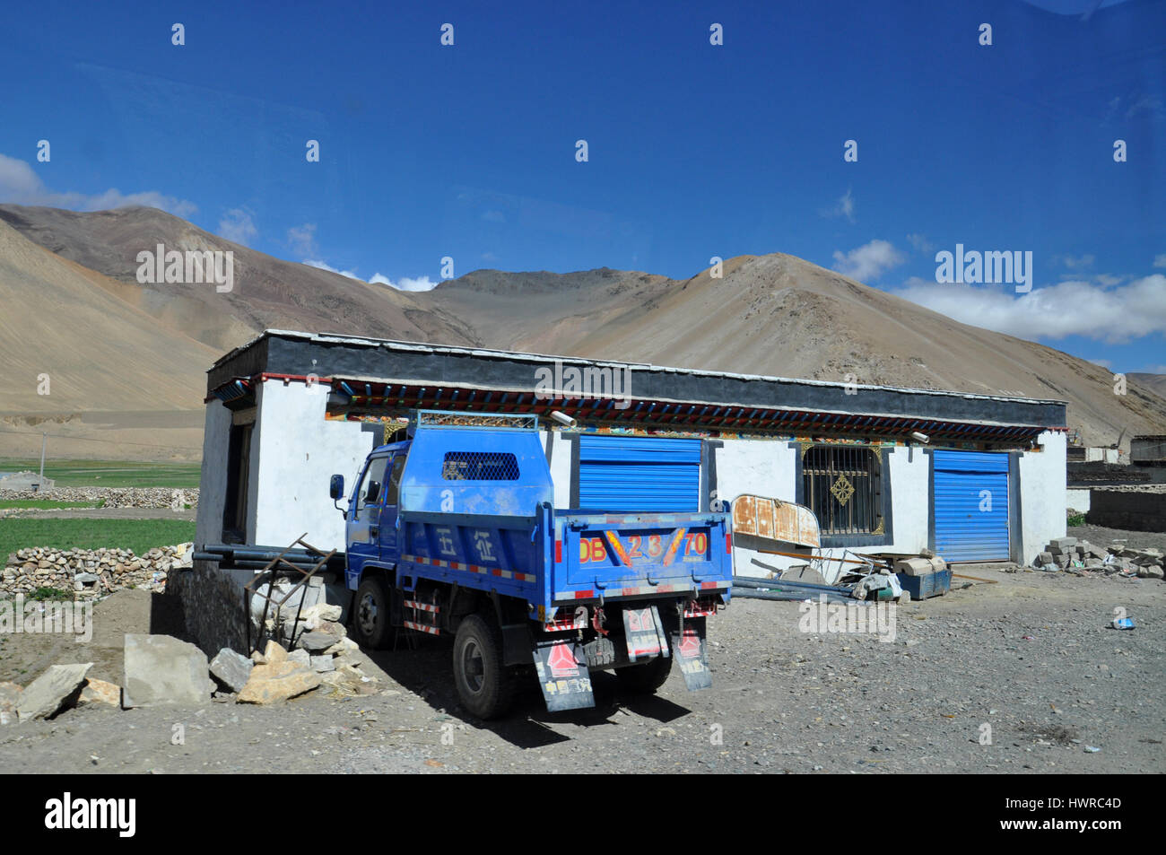 Traditionelle tibetische Haus in einem kleinen tibetischen Dorf im Himalaya-Gebirge in Tibet Stockfoto