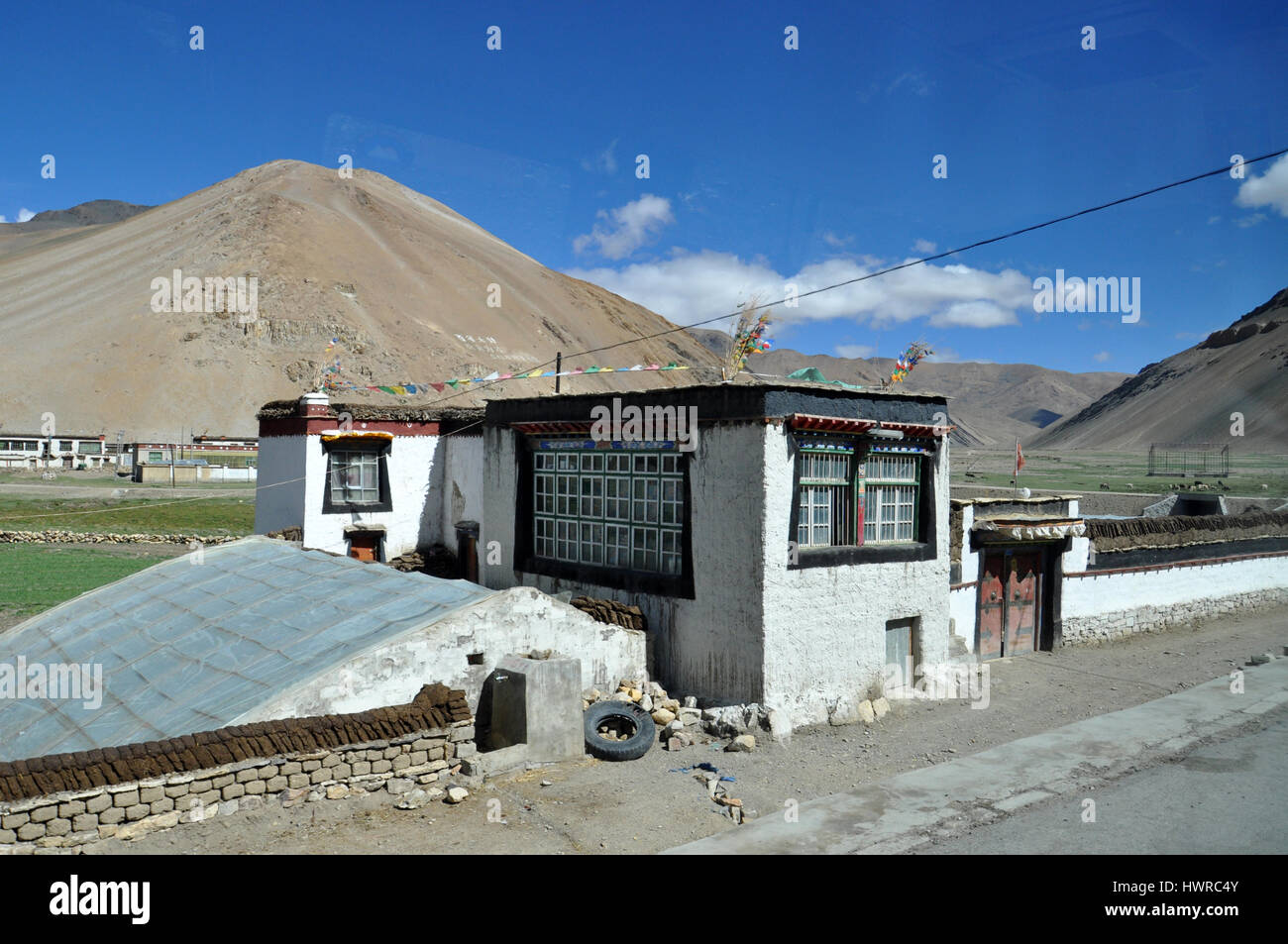 Traditionelle tibetische Haus in einem kleinen tibetischen Dorf im Himalaya-Gebirge in Tibet Stockfoto
